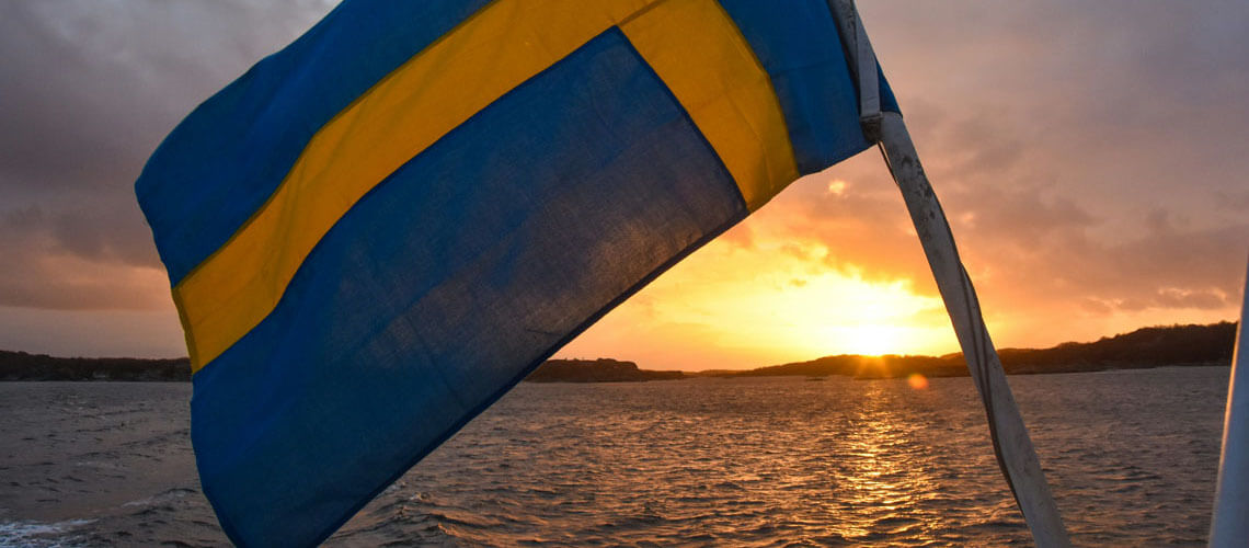 fotograf-foretag-norrkoping-flagga Bild på Sveriges flagga från en båt.