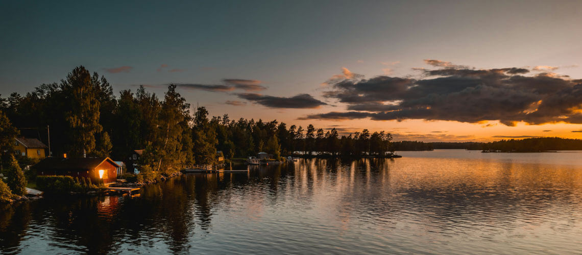 Bild på hus vid en sjö.